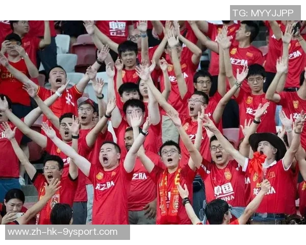 最近足球比赛热潮来袭球迷齐聚为心爱的球队加油助威 最近足球比赛热潮来袭球迷齐聚为心爱的球队加油助威